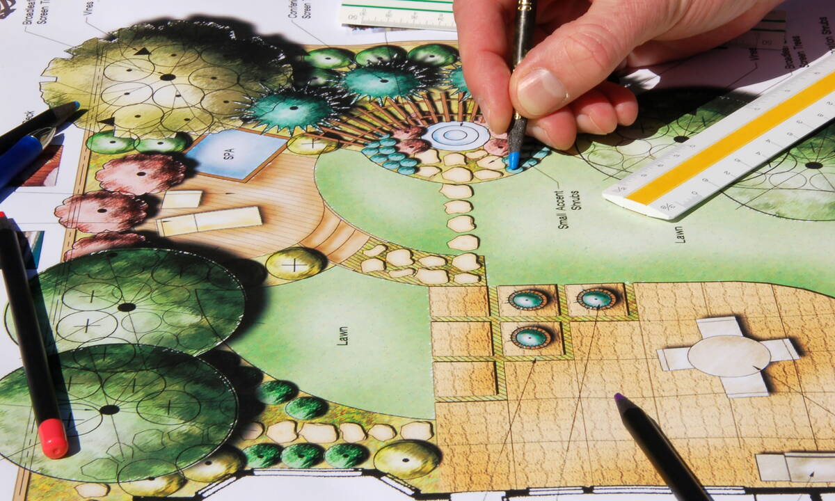 Gartenplan auf Papier mit Zeichenwerkzeugen bei der Gartenplanung