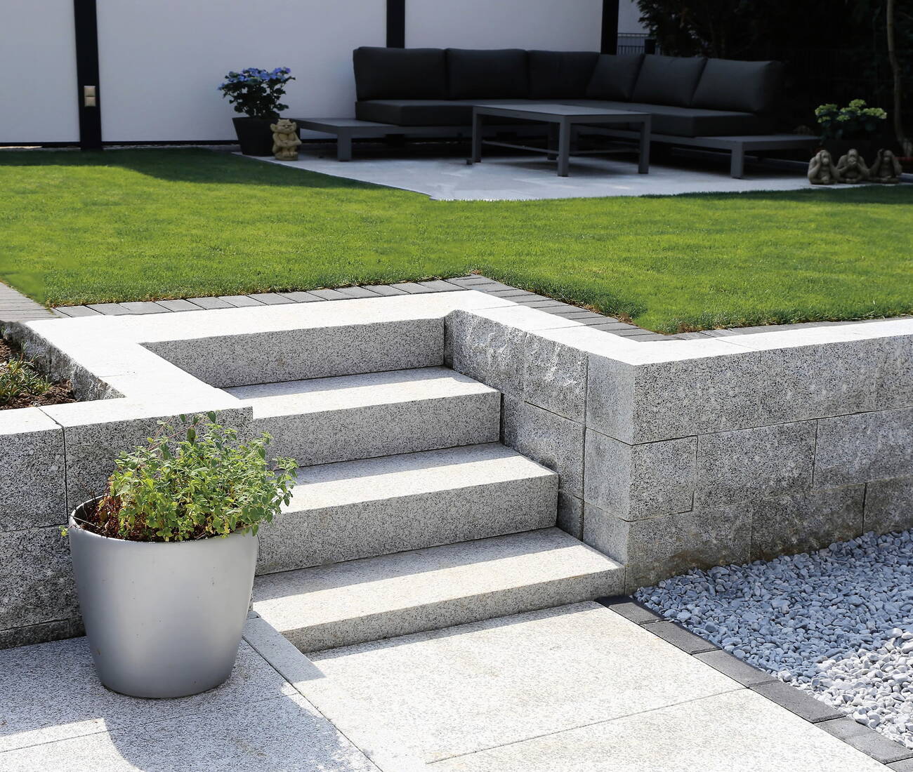 Stützmauer aus Naturstein mit Treppe im Garten